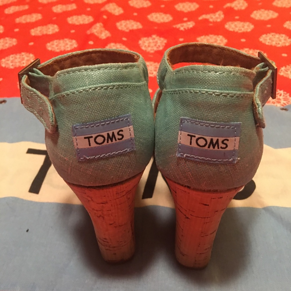 TOMS NWOT SZ 7 WEDGE SANDALS . FLAG INCLUDED . BOX NOT INCLUDED. - Picture 3 of 14